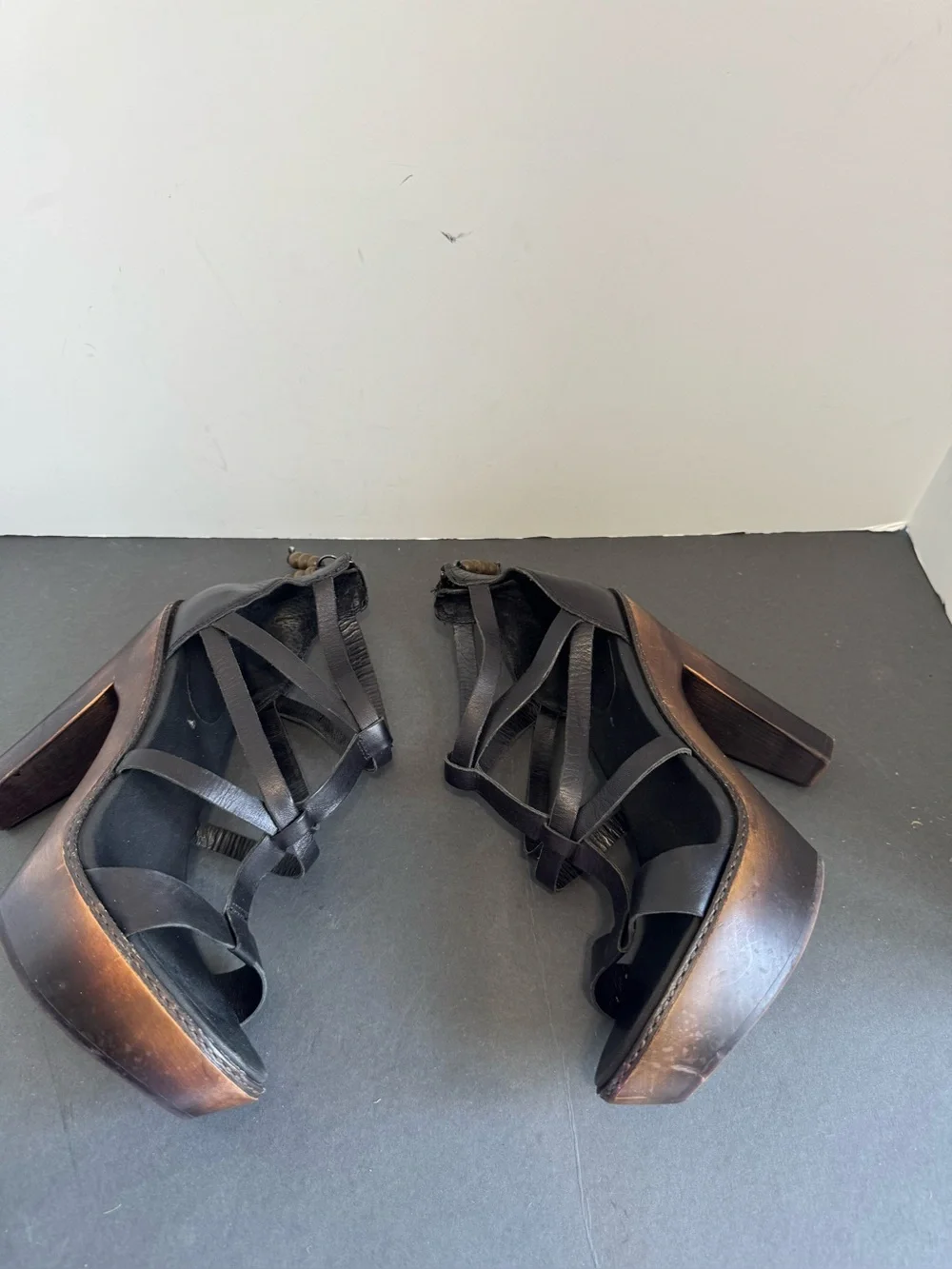 UGG Salima Platform High Heel Sandal Gladiator Pumps Black Leather. Size 10